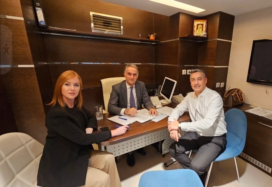 Gino Visinescu, Prof. Dr. Aziz Yazar și doamna Lilia Liu, manager al Departamentului Pacienți Internaționali Acıbadem, la biroul din București