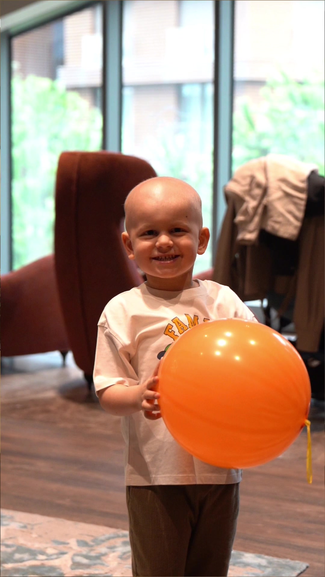 Raul zâmbind, cu un balon portocaliu — cadru din filmarea originală